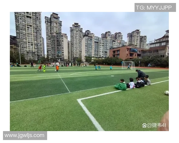 孩子们在绿茵场上展现足球才华与激情的精彩瞬间 孩子们在绿茵场上展现足球才华与激情的精彩瞬间