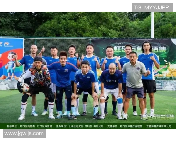 激情四溢的足球赛现场观众欢呼声此起彼伏尽享精彩瞬间