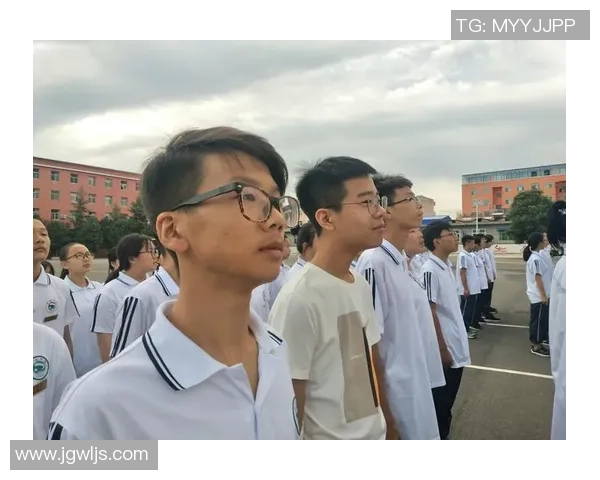 秃头足球的魅力与挑战：如何在球场上展现自我风采与团队精神