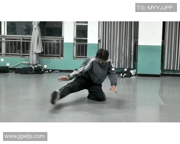 街舞战术解析深圳街舞队如何运用边路渗透提升整体战斗力