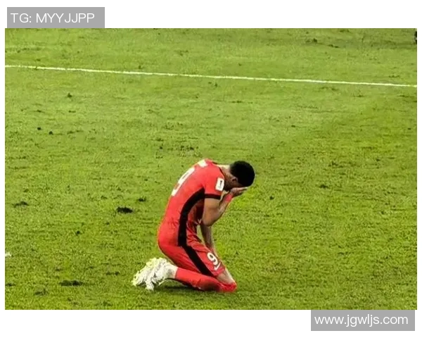 足球扑空的瞬间与反思：从失误中学习提升球技的必经之路