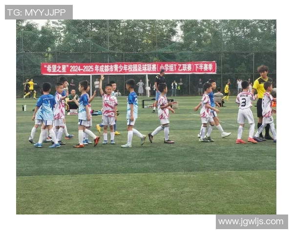 足球男孩比赛激烈进行中小球员们展现出色技艺与团队精神