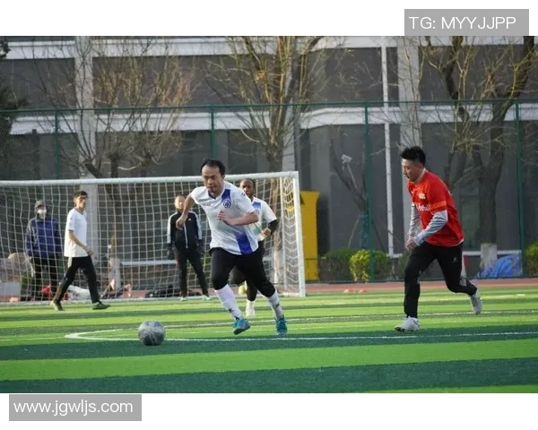 足球焦磊的传奇之路：从青涩少年到顶级球员的奋斗历程与心路历程